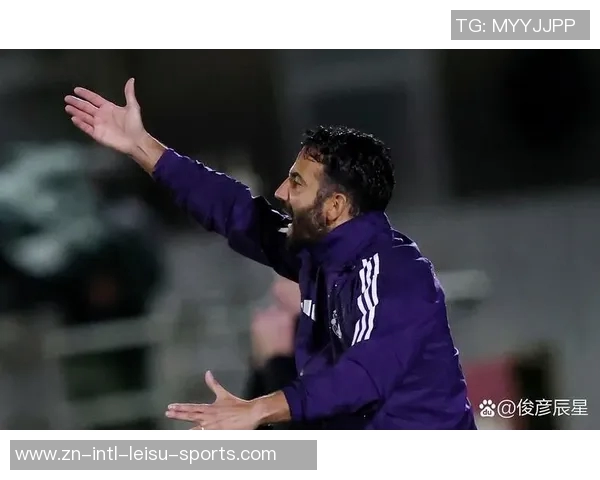 阿莫林曼联首年引发更衣室震荡三后卫战术引争议